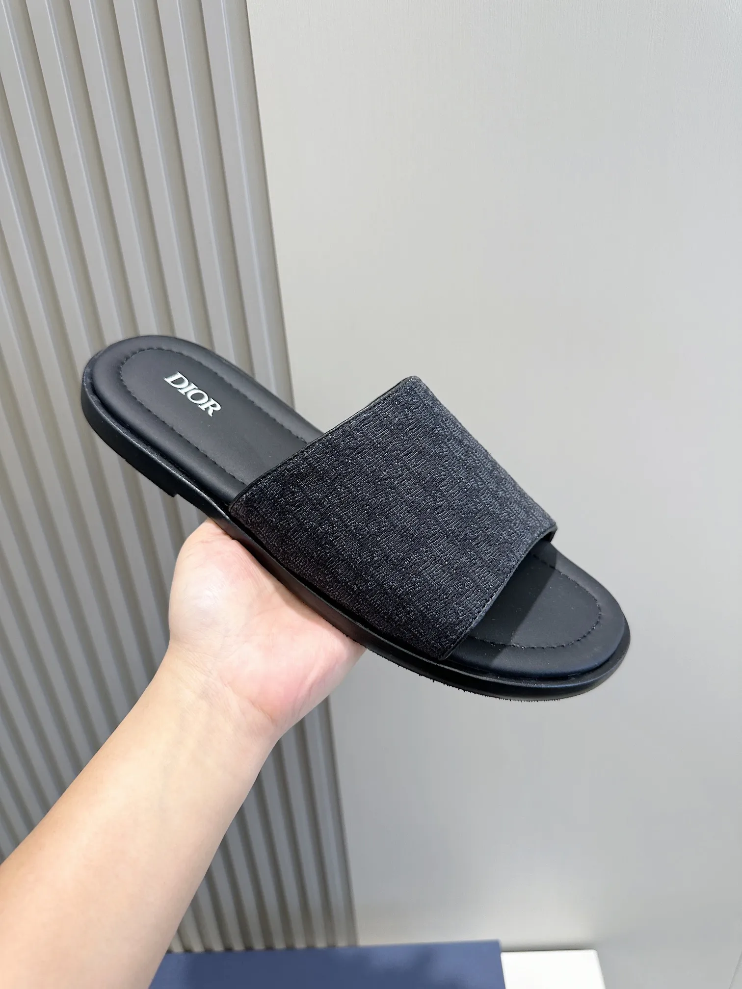 P320 Dior Alias ​​Men's Genuine Leather Slippers This Alias ​​sandal is new for summer, showing casual and elegant style. Carefully crafted from grained cow leather and Oblique printed fabric, with cowhide lining! Cross strap design. The imported cowhide leather and rubber sole adds sophistication and comfort, while Oblique print-effect anti-slip panels add style. Size: 39-44 (customized at 38.45)
